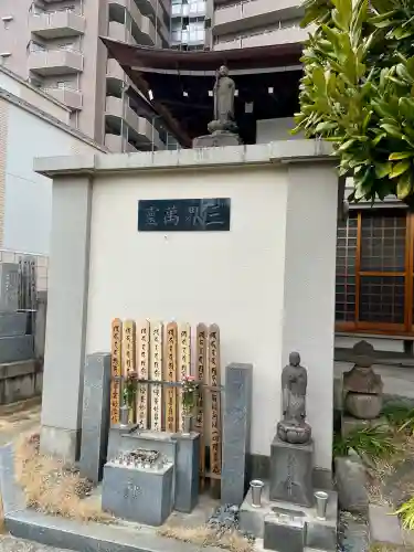 龍光寺の{uncategorized: "未分類", other: "その他", undefined: "問題あり", building: "その他建物", grave: "お墓", sacred_gate: "鳥居", guardian: "狛犬", statue: "像", buddha: "仏像", history: "歴史", nature: "自然", garden: "庭園", animal: "動物", pagoda: "塔", temizu: "手水舎", mountain_gate: "山門・神門", sanctuary: "本殿・本堂", subordinate: "末社・摂社", art: "芸術", scenery: "景色", jizo: "地蔵", ema: "絵馬", goshuin: "御朱印", omikuji: "おみくじ", items: "授与品その他", amulet: "お守り", goshuincho: "御朱印帳", eats: "食事", festival: "お祭り", votive_dance: "神楽", shichigosan: "七五三参", wedding: "結婚式", experience: "体験その他", initially: "初詣", around: "周辺", anti_infection: "感染症対策"}
