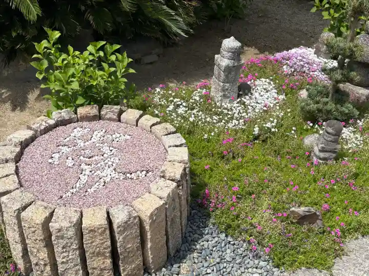 新善光寺の{uncategorized: "未分類", other: "その他", undefined: "問題あり", building: "その他建物", grave: "お墓", sacred_gate: "鳥居", guardian: "狛犬", statue: "像", buddha: "仏像", history: "歴史", nature: "自然", garden: "庭園", animal: "動物", pagoda: "塔", temizu: "手水舎", mountain_gate: "山門・神門", sanctuary: "本殿・本堂", subordinate: "末社・摂社", art: "芸術", scenery: "景色", jizo: "地蔵", ema: "絵馬", goshuin: "御朱印", omikuji: "おみくじ", items: "授与品その他", amulet: "お守り", goshuincho: "御朱印帳", eats: "食事", festival: "お祭り", votive_dance: "神楽", shichigosan: "七五三参", wedding: "結婚式", experience: "体験その他", initially: "初詣", around: "周辺", anti_infection: "感染症対策"}