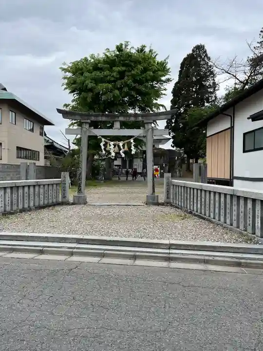三ツ石神社(岩手県)