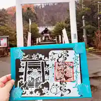 鳥居と社殿とシマエナガとオコジョの意匠です。