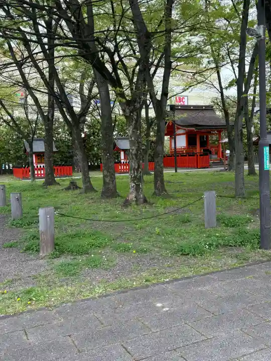 伏見稲荷大社御旅所の{uncategorized: "未分類", other: "その他", undefined: "問題あり", building: "その他建物", grave: "お墓", sacred_gate: "鳥居", guardian: "狛犬", statue: "像", buddha: "仏像", history: "歴史", nature: "自然", garden: "庭園", animal: "動物", pagoda: "塔", temizu: "手水舎", mountain_gate: "山門・神門", sanctuary: "本殿・本堂", subordinate: "末社・摂社", art: "芸術", scenery: "景色", jizo: "地蔵", ema: "絵馬", goshuin: "御朱印", omikuji: "おみくじ", items: "授与品その他", amulet: "お守り", goshuincho: "御朱印帳", eats: "食事", festival: "お祭り", votive_dance: "神楽", shichigosan: "七五三参", wedding: "結婚式", experience: "体験その他", initially: "初詣", around: "周辺", anti_infection: "感染症対策"}