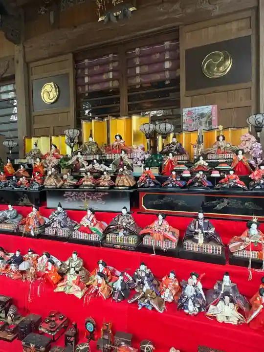 座間神社の{uncategorized: "未分類", other: "その他", undefined: "問題あり", building: "その他建物", grave: "お墓", sacred_gate: "鳥居", guardian: "狛犬", statue: "像", buddha: "仏像", history: "歴史", nature: "自然", garden: "庭園", animal: "動物", pagoda: "塔", temizu: "手水舎", mountain_gate: "山門・神門", sanctuary: "本殿・本堂", subordinate: "末社・摂社", art: "芸術", scenery: "景色", jizo: "地蔵", ema: "絵馬", goshuin: "御朱印", omikuji: "おみくじ", items: "授与品その他", amulet: "お守り", goshuincho: "御朱印帳", eats: "食事", festival: "お祭り", votive_dance: "神楽", shichigosan: "七五三参", wedding: "結婚式", experience: "体験その他", initially: "初詣", around: "周辺", anti_infection: "感染症対策"}