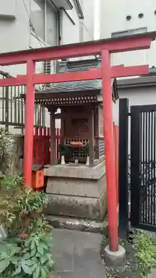 六番地稲荷の鳥居