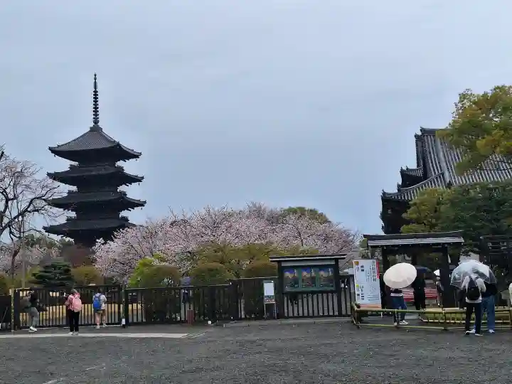 東寺(教王護国寺)の{uncategorized: "未分類", other: "その他", undefined: "問題あり", building: "その他建物", grave: "お墓", sacred_gate: "鳥居", guardian: "狛犬", statue: "像", buddha: "仏像", history: "歴史", nature: "自然", garden: "庭園", animal: "動物", pagoda: "塔", temizu: "手水舎", mountain_gate: "山門・神門", sanctuary: "本殿・本堂", subordinate: "末社・摂社", art: "芸術", scenery: "景色", jizo: "地蔵", ema: "絵馬", goshuin: "御朱印", omikuji: "おみくじ", items: "授与品その他", amulet: "お守り", goshuincho: "御朱印帳", eats: "食事", festival: "お祭り", votive_dance: "神楽", shichigosan: "七五三参", wedding: "結婚式", experience: "体験その他", initially: "初詣", around: "周辺", anti_infection: "感染症対策"}