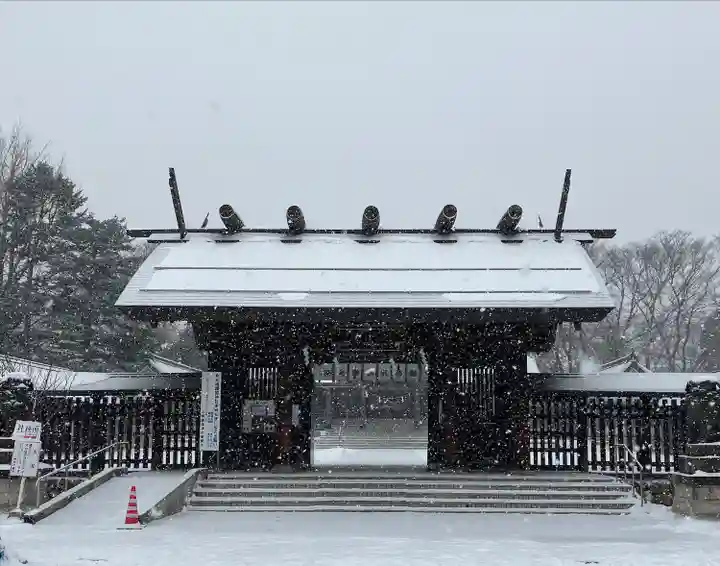 札幌護國神社の山門・神門