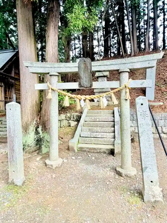 鏑八幡神社の{uncategorized: "未分類", other: "その他", undefined: "問題あり", building: "その他建物", grave: "お墓", sacred_gate: "鳥居", guardian: "狛犬", statue: "像", buddha: "仏像", history: "歴史", nature: "自然", garden: "庭園", animal: "動物", pagoda: "塔", temizu: "手水舎", mountain_gate: "山門・神門", sanctuary: "本殿・本堂", subordinate: "末社・摂社", art: "芸術", scenery: "景色", jizo: "地蔵", ema: "絵馬", goshuin: "御朱印", omikuji: "おみくじ", items: "授与品その他", amulet: "お守り", goshuincho: "御朱印帳", eats: "食事", festival: "お祭り", votive_dance: "神楽", shichigosan: "七五三参", wedding: "結婚式", experience: "体験その他", initially: "初詣", around: "周辺", anti_infection: "感染症対策"}
