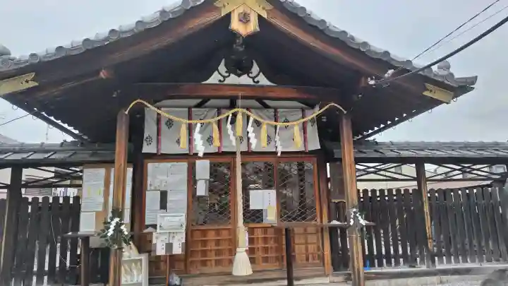 櫟谷七野神社の{uncategorized: "未分類", other: "その他", undefined: "問題あり", building: "その他建物", grave: "お墓", sacred_gate: "鳥居", guardian: "狛犬", statue: "像", buddha: "仏像", history: "歴史", nature: "自然", garden: "庭園", animal: "動物", pagoda: "塔", temizu: "手水舎", mountain_gate: "山門・神門", sanctuary: "本殿・本堂", subordinate: "末社・摂社", art: "芸術", scenery: "景色", jizo: "地蔵", ema: "絵馬", goshuin: "御朱印", omikuji: "おみくじ", items: "授与品その他", amulet: "お守り", goshuincho: "御朱印帳", eats: "食事", festival: "お祭り", votive_dance: "神楽", shichigosan: "七五三参", wedding: "結婚式", experience: "体験その他", initially: "初詣", around: "周辺", anti_infection: "感染症対策"}