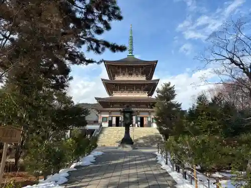 善光寺忠霊殿　善光寺資料館の{uncategorized: "未分類", other: "その他", undefined: "問題あり", building: "その他建物", grave: "お墓", sacred_gate: "鳥居", guardian: "狛犬", statue: "像", buddha: "仏像", history: "歴史", nature: "自然", garden: "庭園", animal: "動物", pagoda: "塔", temizu: "手水舎", mountain_gate: "山門・神門", sanctuary: "本殿・本堂", subordinate: "末社・摂社", art: "芸術", scenery: "景色", jizo: "地蔵", ema: "絵馬", goshuin: "御朱印", omikuji: "おみくじ", items: "授与品その他", amulet: "お守り", goshuincho: "御朱印帳", eats: "食事", festival: "お祭り", votive_dance: "神楽", shichigosan: "七五三参", wedding: "結婚式", experience: "体験その他", initially: "初詣", around: "周辺", anti_infection: "感染症対策"}