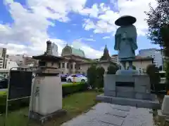 築地本願寺（本願寺築地別院）の像