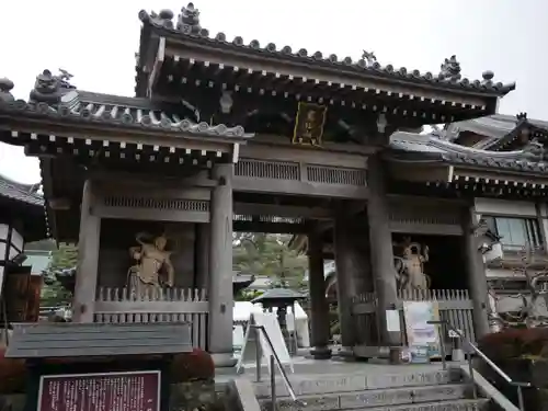秋葉總本殿可睡斎の山門・神門