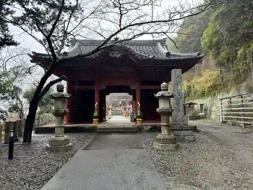 那古寺の山門