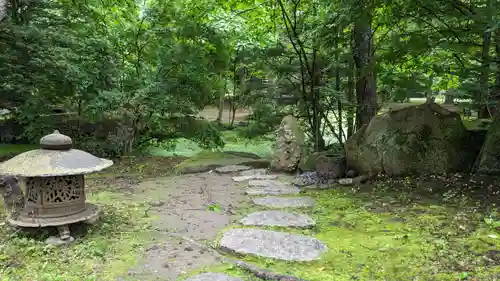 帯廣神社の庭園