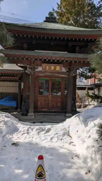 中央寺の{uncategorized: "未分類", other: "その他", undefined: "問題あり", building: "その他建物", grave: "お墓", sacred_gate: "鳥居", guardian: "狛犬", statue: "像", buddha: "仏像", history: "歴史", nature: "自然", garden: "庭園", animal: "動物", pagoda: "塔", temizu: "手水舎", mountain_gate: "山門・神門", sanctuary: "本殿・本堂", subordinate: "末社・摂社", art: "芸術", scenery: "景色", jizo: "地蔵", ema: "絵馬", goshuin: "御朱印", omikuji: "おみくじ", items: "授与品その他", amulet: "お守り", goshuincho: "御朱印帳", eats: "食事", festival: "お祭り", votive_dance: "神楽", shichigosan: "七五三参", wedding: "結婚式", experience: "体験その他", initially: "初詣", around: "周辺", anti_infection: "感染症対策"}