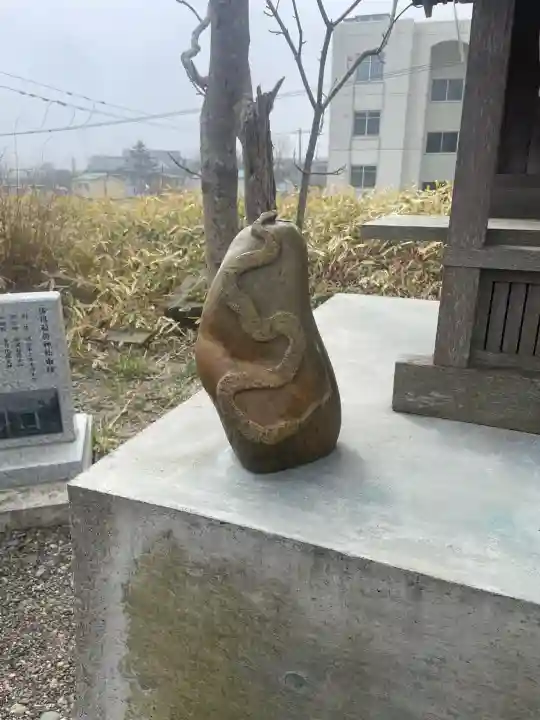 龍神社(釧路厳島神社)の{uncategorized: "未分類", other: "その他", undefined: "問題あり", building: "その他建物", grave: "お墓", sacred_gate: "鳥居", guardian: "狛犬", statue: "像", buddha: "仏像", history: "歴史", nature: "自然", garden: "庭園", animal: "動物", pagoda: "塔", temizu: "手水舎", mountain_gate: "山門・神門", sanctuary: "本殿・本堂", subordinate: "末社・摂社", art: "芸術", scenery: "景色", jizo: "地蔵", ema: "絵馬", goshuin: "御朱印", omikuji: "おみくじ", items: "授与品その他", amulet: "お守り", goshuincho: "御朱印帳", eats: "食事", festival: "お祭り", votive_dance: "神楽", shichigosan: "七五三参", wedding: "結婚式", experience: "体験その他", initially: "初詣", around: "周辺", anti_infection: "感染症対策"}