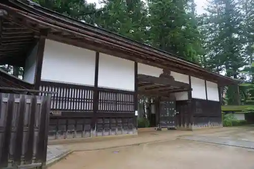 高野山金剛峯寺の山門