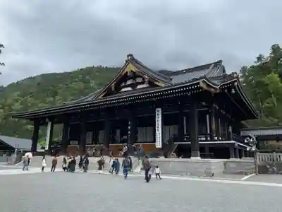久遠寺の本殿・本堂