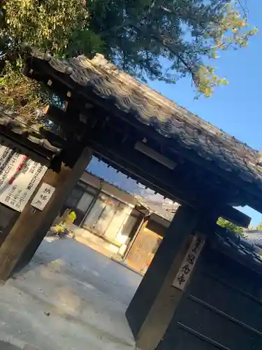 冠念寺の山門