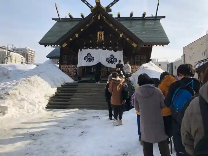 札幌諏訪神社の{uncategorized: "未分類", other: "その他", undefined: "問題あり", building: "その他建物", grave: "お墓", sacred_gate: "鳥居", guardian: "狛犬", statue: "像", buddha: "仏像", history: "歴史", nature: "自然", garden: "庭園", animal: "動物", pagoda: "塔", temizu: "手水舎", mountain_gate: "山門・神門", sanctuary: "本殿・本堂", subordinate: "末社・摂社", art: "芸術", scenery: "景色", jizo: "地蔵", ema: "絵馬", goshuin: "御朱印", omikuji: "おみくじ", items: "授与品その他", amulet: "お守り", goshuincho: "御朱印帳", eats: "食事", festival: "お祭り", votive_dance: "神楽", shichigosan: "七五三参", wedding: "結婚式", experience: "体験その他", initially: "初詣", around: "周辺", anti_infection: "感染症対策"}