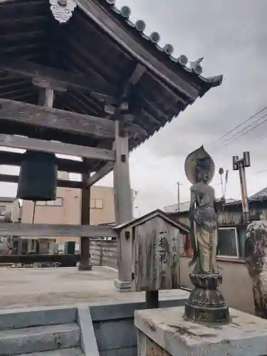 浄土宗　西念寺の{uncategorized: "未分類", other: "その他", undefined: "問題あり", building: "その他建物", grave: "お墓", sacred_gate: "鳥居", guardian: "狛犬", statue: "像", buddha: "仏像", history: "歴史", nature: "自然", garden: "庭園", animal: "動物", pagoda: "塔", temizu: "手水舎", mountain_gate: "山門・神門", sanctuary: "本殿・本堂", subordinate: "末社・摂社", art: "芸術", scenery: "景色", jizo: "地蔵", ema: "絵馬", goshuin: "御朱印", omikuji: "おみくじ", items: "授与品その他", amulet: "お守り", goshuincho: "御朱印帳", eats: "食事", festival: "お祭り", votive_dance: "神楽", shichigosan: "七五三参", wedding: "結婚式", experience: "体験その他", initially: "初詣", around: "周辺", anti_infection: "感染症対策"}