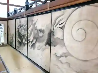 龍安寺の{uncategorized: "未分類", other: "その他", undefined: "問題あり", building: "その他建物", grave: "お墓", sacred_gate: "鳥居", guardian: "狛犬", statue: "像", buddha: "仏像", history: "歴史", nature: "自然", garden: "庭園", animal: "動物", pagoda: "塔", temizu: "手水舎", mountain_gate: "山門・神門", sanctuary: "本殿・本堂", subordinate: "末社・摂社", art: "芸術", scenery: "景色", jizo: "地蔵", ema: "絵馬", goshuin: "御朱印", omikuji: "おみくじ", items: "授与品その他", amulet: "お守り", goshuincho: "御朱印帳", eats: "食事", festival: "お祭り", votive_dance: "神楽", shichigosan: "七五三参", wedding: "結婚式", experience: "体験その他", initially: "初詣", around: "周辺", anti_infection: "感染症対策"}