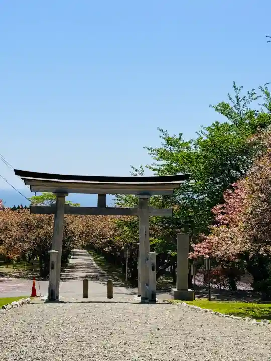 石崎地主海神社の{uncategorized: "未分類", other: "その他", undefined: "問題あり", building: "その他建物", grave: "お墓", sacred_gate: "鳥居", guardian: "狛犬", statue: "像", buddha: "仏像", history: "歴史", nature: "自然", garden: "庭園", animal: "動物", pagoda: "塔", temizu: "手水舎", mountain_gate: "山門・神門", sanctuary: "本殿・本堂", subordinate: "末社・摂社", art: "芸術", scenery: "景色", jizo: "地蔵", ema: "絵馬", goshuin: "御朱印", omikuji: "おみくじ", items: "授与品その他", amulet: "お守り", goshuincho: "御朱印帳", eats: "食事", festival: "お祭り", votive_dance: "神楽", shichigosan: "七五三参", wedding: "結婚式", experience: "体験その他", initially: "初詣", around: "周辺", anti_infection: "感染症対策"}
