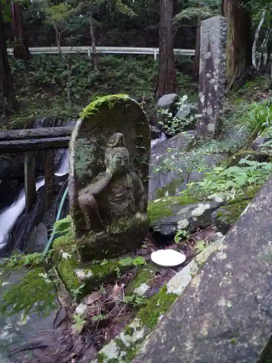 滝入不動尊の仏像