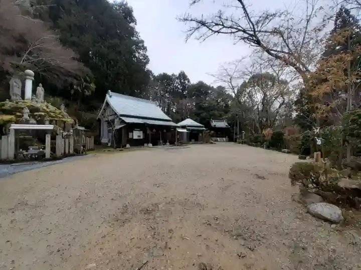 勝光寺の{uncategorized: "未分類", other: "その他", undefined: "問題あり", building: "その他建物", grave: "お墓", sacred_gate: "鳥居", guardian: "狛犬", statue: "像", buddha: "仏像", history: "歴史", nature: "自然", garden: "庭園", animal: "動物", pagoda: "塔", temizu: "手水舎", mountain_gate: "山門・神門", sanctuary: "本殿・本堂", subordinate: "末社・摂社", art: "芸術", scenery: "景色", jizo: "地蔵", ema: "絵馬", goshuin: "御朱印", omikuji: "おみくじ", items: "授与品その他", amulet: "お守り", goshuincho: "御朱印帳", eats: "食事", festival: "お祭り", votive_dance: "神楽", shichigosan: "七五三参", wedding: "結婚式", experience: "体験その他", initially: "初詣", around: "周辺", anti_infection: "感染症対策"}