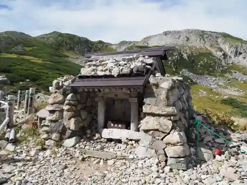 雄山神社峰本社の末社