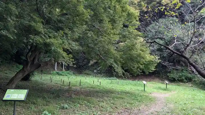 法華堂跡(源頼朝墓・北条義時墓)のお墓