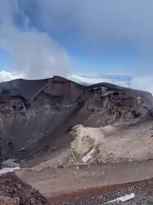 富士山頂上浅間大社奥宮の景色