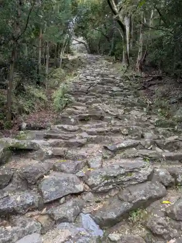 神倉神社（熊野速玉大社摂社）の{uncategorized: "未分類", other: "その他", undefined: "問題あり", building: "その他建物", grave: "お墓", sacred_gate: "鳥居", guardian: "狛犬", statue: "像", buddha: "仏像", history: "歴史", nature: "自然", garden: "庭園", animal: "動物", pagoda: "塔", temizu: "手水舎", mountain_gate: "山門・神門", sanctuary: "本殿・本堂", subordinate: "末社・摂社", art: "芸術", scenery: "景色", jizo: "地蔵", ema: "絵馬", goshuin: "御朱印", omikuji: "おみくじ", items: "授与品その他", amulet: "お守り", goshuincho: "御朱印帳", eats: "食事", festival: "お祭り", votive_dance: "神楽", shichigosan: "七五三参", wedding: "結婚式", experience: "体験その他", initially: "初詣", around: "周辺", anti_infection: "感染症対策"}