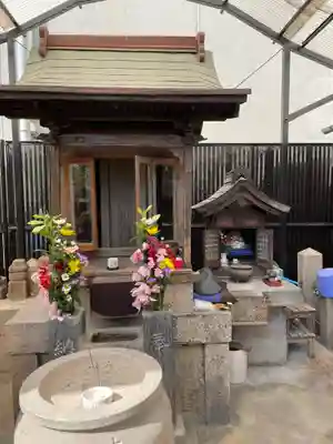 地蔵尊(監物太郎頼賢の碑)の本殿・本堂