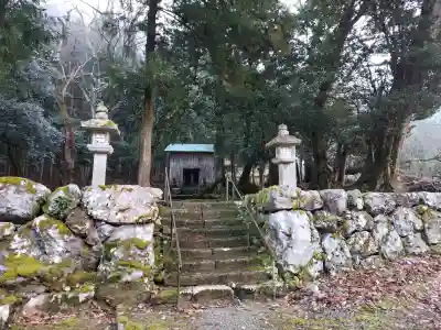 白石神社（若狭彦神社境外末社）の{uncategorized: "未分類", other: "その他", undefined: "問題あり", building: "その他建物", grave: "お墓", sacred_gate: "鳥居", guardian: "狛犬", statue: "像", buddha: "仏像", history: "歴史", nature: "自然", garden: "庭園", animal: "動物", pagoda: "塔", temizu: "手水舎", mountain_gate: "山門・神門", sanctuary: "本殿・本堂", subordinate: "末社・摂社", art: "芸術", scenery: "景色", jizo: "地蔵", ema: "絵馬", goshuin: "御朱印", omikuji: "おみくじ", items: "授与品その他", amulet: "お守り", goshuincho: "御朱印帳", eats: "食事", festival: "お祭り", votive_dance: "神楽", shichigosan: "七五三参", wedding: "結婚式", experience: "体験その他", initially: "初詣", around: "周辺", anti_infection: "感染症対策"}