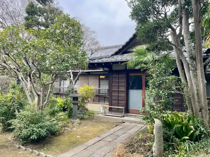 臨江寺の{uncategorized: "未分類", other: "その他", undefined: "問題あり", building: "その他建物", grave: "お墓", sacred_gate: "鳥居", guardian: "狛犬", statue: "像", buddha: "仏像", history: "歴史", nature: "自然", garden: "庭園", animal: "動物", pagoda: "塔", temizu: "手水舎", mountain_gate: "山門・神門", sanctuary: "本殿・本堂", subordinate: "末社・摂社", art: "芸術", scenery: "景色", jizo: "地蔵", ema: "絵馬", goshuin: "御朱印", omikuji: "おみくじ", items: "授与品その他", amulet: "お守り", goshuincho: "御朱印帳", eats: "食事", festival: "お祭り", votive_dance: "神楽", shichigosan: "七五三参", wedding: "結婚式", experience: "体験その他", initially: "初詣", around: "周辺", anti_infection: "感染症対策"}