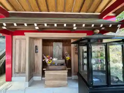 倶利迦羅不動寺山頂本堂の{uncategorized: "未分類", other: "その他", undefined: "問題あり", building: "その他建物", grave: "お墓", sacred_gate: "鳥居", guardian: "狛犬", statue: "像", buddha: "仏像", history: "歴史", nature: "自然", garden: "庭園", animal: "動物", pagoda: "塔", temizu: "手水舎", mountain_gate: "山門・神門", sanctuary: "本殿・本堂", subordinate: "末社・摂社", art: "芸術", scenery: "景色", jizo: "地蔵", ema: "絵馬", goshuin: "御朱印", omikuji: "おみくじ", items: "授与品その他", amulet: "お守り", goshuincho: "御朱印帳", eats: "食事", festival: "お祭り", votive_dance: "神楽", shichigosan: "七五三参", wedding: "結婚式", experience: "体験その他", initially: "初詣", around: "周辺", anti_infection: "感染症対策"}