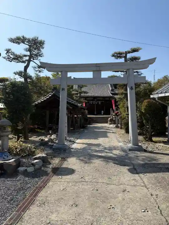 玉三稲荷神社の{uncategorized: "未分類", other: "その他", undefined: "問題あり", building: "その他建物", grave: "お墓", sacred_gate: "鳥居", guardian: "狛犬", statue: "像", buddha: "仏像", history: "歴史", nature: "自然", garden: "庭園", animal: "動物", pagoda: "塔", temizu: "手水舎", mountain_gate: "山門・神門", sanctuary: "本殿・本堂", subordinate: "末社・摂社", art: "芸術", scenery: "景色", jizo: "地蔵", ema: "絵馬", goshuin: "御朱印", omikuji: "おみくじ", items: "授与品その他", amulet: "お守り", goshuincho: "御朱印帳", eats: "食事", festival: "お祭り", votive_dance: "神楽", shichigosan: "七五三参", wedding: "結婚式", experience: "体験その他", initially: "初詣", around: "周辺", anti_infection: "感染症対策"}
