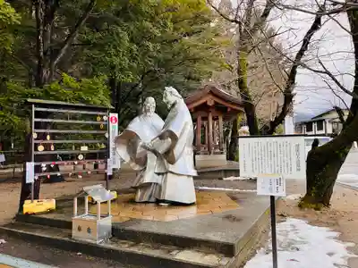 穂高神社本宮の像