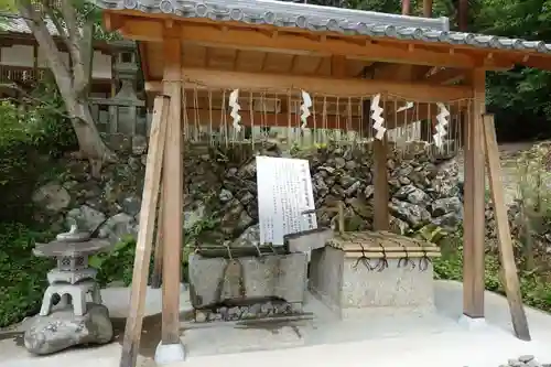 平岡八幡宮の手水舎