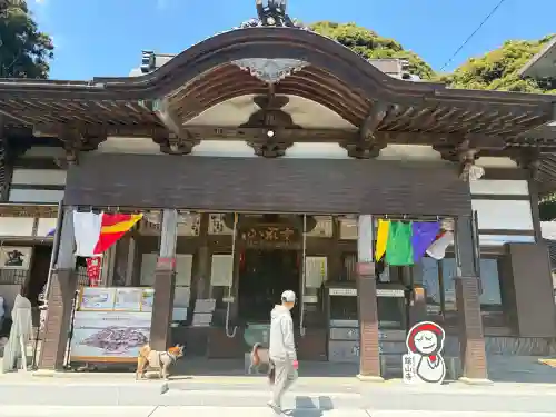 舘山寺の{uncategorized: "未分類", other: "その他", undefined: "問題あり", building: "その他建物", grave: "お墓", sacred_gate: "鳥居", guardian: "狛犬", statue: "像", buddha: "仏像", history: "歴史", nature: "自然", garden: "庭園", animal: "動物", pagoda: "塔", temizu: "手水舎", mountain_gate: "山門・神門", sanctuary: "本殿・本堂", subordinate: "末社・摂社", art: "芸術", scenery: "景色", jizo: "地蔵", ema: "絵馬", goshuin: "御朱印", omikuji: "おみくじ", items: "授与品その他", amulet: "お守り", goshuincho: "御朱印帳", eats: "食事", festival: "お祭り", votive_dance: "神楽", shichigosan: "七五三参", wedding: "結婚式", experience: "体験その他", initially: "初詣", around: "周辺", anti_infection: "感染症対策"}