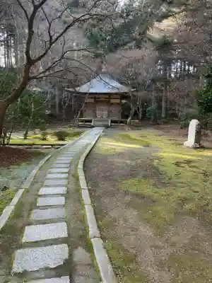 比叡山延暦寺の{uncategorized: "未分類", other: "その他", undefined: "問題あり", building: "その他建物", grave: "お墓", sacred_gate: "鳥居", guardian: "狛犬", statue: "像", buddha: "仏像", history: "歴史", nature: "自然", garden: "庭園", animal: "動物", pagoda: "塔", temizu: "手水舎", mountain_gate: "山門・神門", sanctuary: "本殿・本堂", subordinate: "末社・摂社", art: "芸術", scenery: "景色", jizo: "地蔵", ema: "絵馬", goshuin: "御朱印", omikuji: "おみくじ", items: "授与品その他", amulet: "お守り", goshuincho: "御朱印帳", eats: "食事", festival: "お祭り", votive_dance: "神楽", shichigosan: "七五三参", wedding: "結婚式", experience: "体験その他", initially: "初詣", around: "周辺", anti_infection: "感染症対策"}