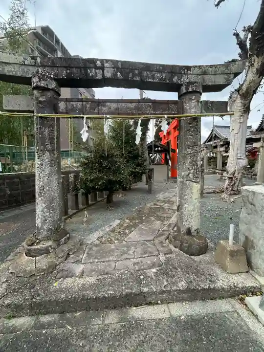 高良大社の{uncategorized: "未分類", other: "その他", undefined: "問題あり", building: "その他建物", grave: "お墓", sacred_gate: "鳥居", guardian: "狛犬", statue: "像", buddha: "仏像", history: "歴史", nature: "自然", garden: "庭園", animal: "動物", pagoda: "塔", temizu: "手水舎", mountain_gate: "山門・神門", sanctuary: "本殿・本堂", subordinate: "末社・摂社", art: "芸術", scenery: "景色", jizo: "地蔵", ema: "絵馬", goshuin: "御朱印", omikuji: "おみくじ", items: "授与品その他", amulet: "お守り", goshuincho: "御朱印帳", eats: "食事", festival: "お祭り", votive_dance: "神楽", shichigosan: "七五三参", wedding: "結婚式", experience: "体験その他", initially: "初詣", around: "周辺", anti_infection: "感染症対策"}