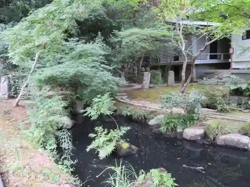 願成就院の庭園