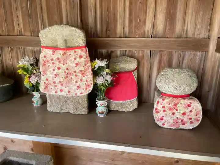 地蔵堂 (稗谷稲荷神社前)の{uncategorized: "未分類", other: "その他", undefined: "問題あり", building: "その他建物", grave: "お墓", sacred_gate: "鳥居", guardian: "狛犬", statue: "像", buddha: "仏像", history: "歴史", nature: "自然", garden: "庭園", animal: "動物", pagoda: "塔", temizu: "手水舎", mountain_gate: "山門・神門", sanctuary: "本殿・本堂", subordinate: "末社・摂社", art: "芸術", scenery: "景色", jizo: "地蔵", ema: "絵馬", goshuin: "御朱印", omikuji: "おみくじ", items: "授与品その他", amulet: "お守り", goshuincho: "御朱印帳", eats: "食事", festival: "お祭り", votive_dance: "神楽", shichigosan: "七五三参", wedding: "結婚式", experience: "体験その他", initially: "初詣", around: "周辺", anti_infection: "感染症対策"}