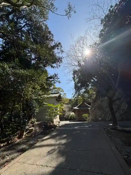 安房神社の{uncategorized: "未分類", other: "その他", undefined: "問題あり", building: "その他建物", grave: "お墓", sacred_gate: "鳥居", guardian: "狛犬", statue: "像", buddha: "仏像", history: "歴史", nature: "自然", garden: "庭園", animal: "動物", pagoda: "塔", temizu: "手水舎", mountain_gate: "山門・神門", sanctuary: "本殿・本堂", subordinate: "末社・摂社", art: "芸術", scenery: "景色", jizo: "地蔵", ema: "絵馬", goshuin: "御朱印", omikuji: "おみくじ", items: "授与品その他", amulet: "お守り", goshuincho: "御朱印帳", eats: "食事", festival: "お祭り", votive_dance: "神楽", shichigosan: "七五三参", wedding: "結婚式", experience: "体験その他", initially: "初詣", around: "周辺", anti_infection: "感染症対策"}