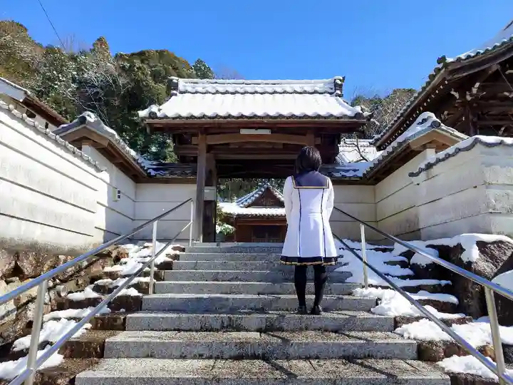 竜現寺(龍現寺)の山門・神門