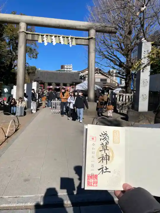 浅草神社の鳥居
