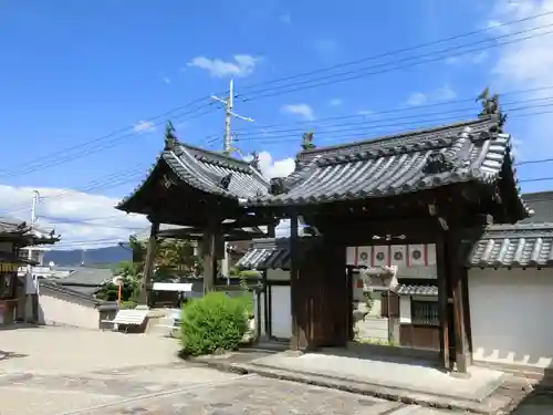 帯解寺の山門