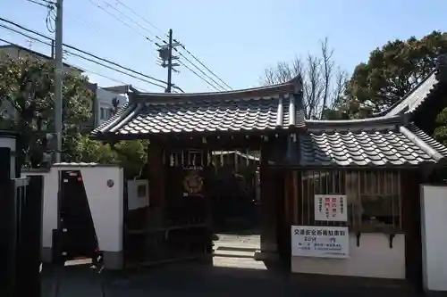 伝香寺の山門