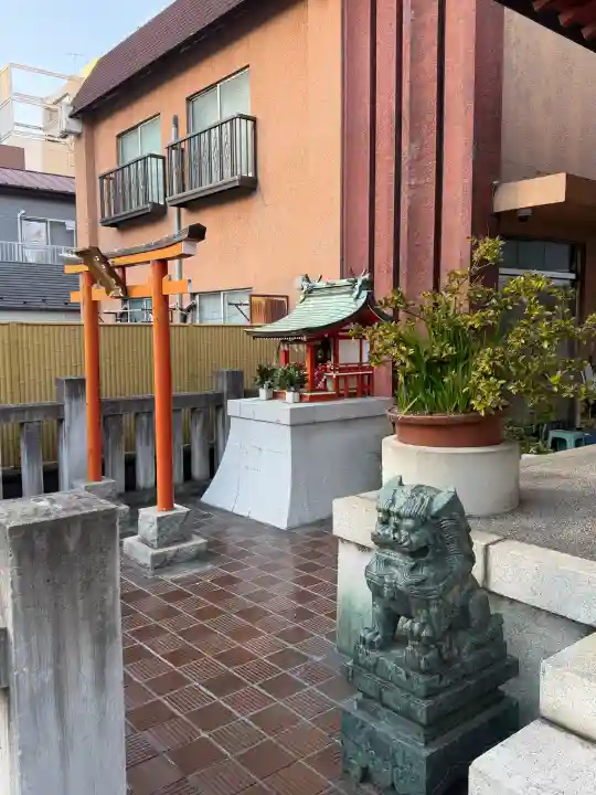 本社三島神社の{uncategorized: "未分類", other: "その他", undefined: "問題あり", building: "その他建物", grave: "お墓", sacred_gate: "鳥居", guardian: "狛犬", statue: "像", buddha: "仏像", history: "歴史", nature: "自然", garden: "庭園", animal: "動物", pagoda: "塔", temizu: "手水舎", mountain_gate: "山門・神門", sanctuary: "本殿・本堂", subordinate: "末社・摂社", art: "芸術", scenery: "景色", jizo: "地蔵", ema: "絵馬", goshuin: "御朱印", omikuji: "おみくじ", items: "授与品その他", amulet: "お守り", goshuincho: "御朱印帳", eats: "食事", festival: "お祭り", votive_dance: "神楽", shichigosan: "七五三参", wedding: "結婚式", experience: "体験その他", initially: "初詣", around: "周辺", anti_infection: "感染症対策"}