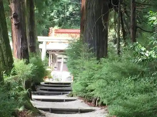 高天彦神社の建物その他